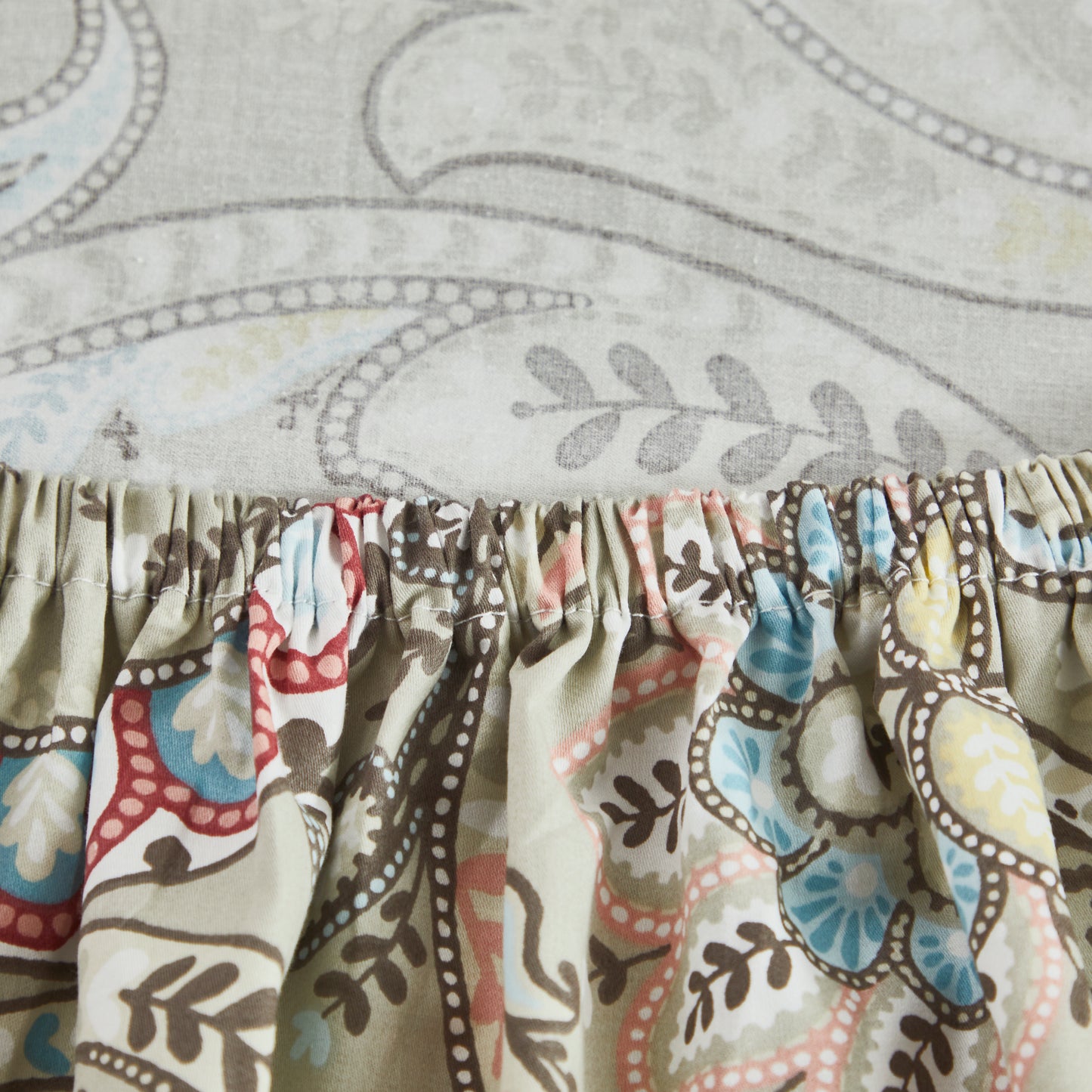 Muted Multicolor Paisley Custom Cotton Bedding Set Hidden Button Closure Inner Corner Ties Custom Size Bed Sheets
