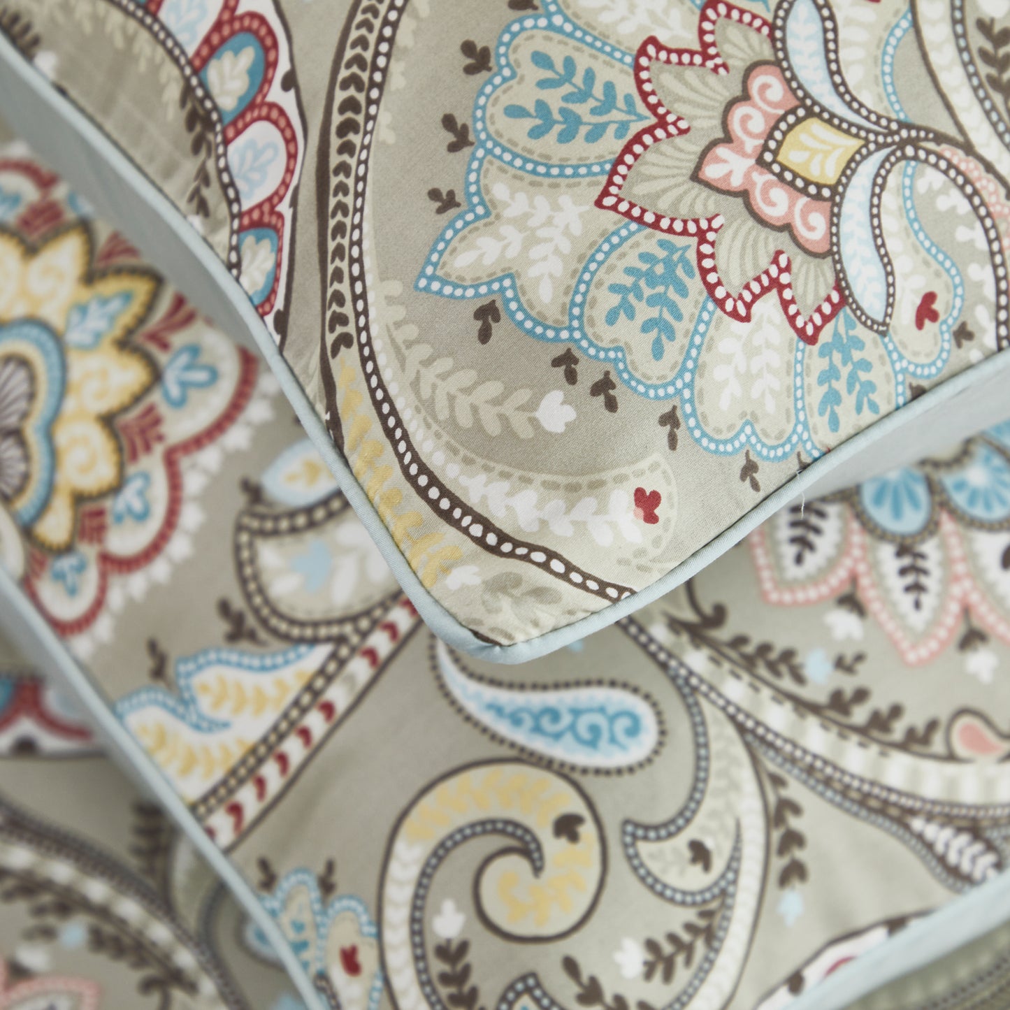 Muted Multicolor Paisley Custom Cotton Bedding Set Hidden Button Closure Inner Corner Ties Custom Size Bed Sheets