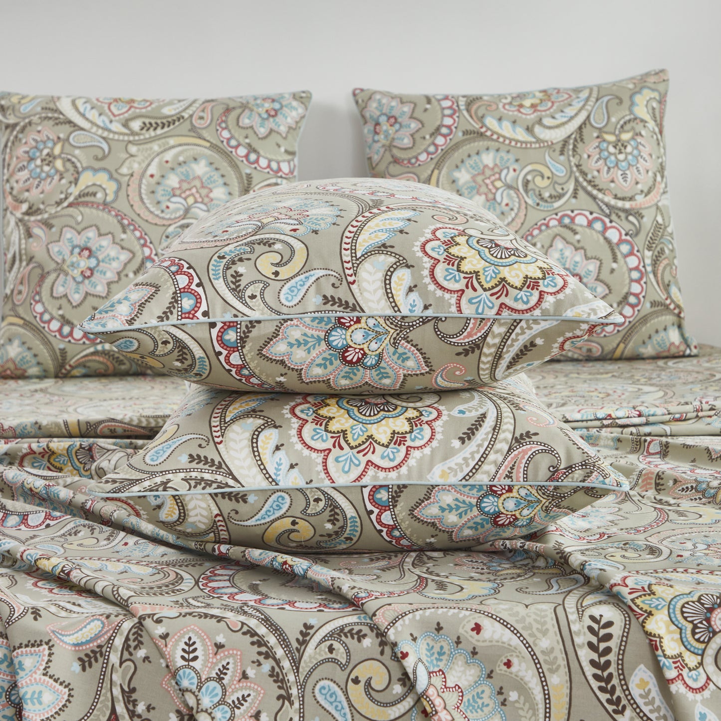Muted Multicolor Paisley Custom Cotton Bedding Set Hidden Button Closure Inner Corner Ties Custom Size Bed Sheets