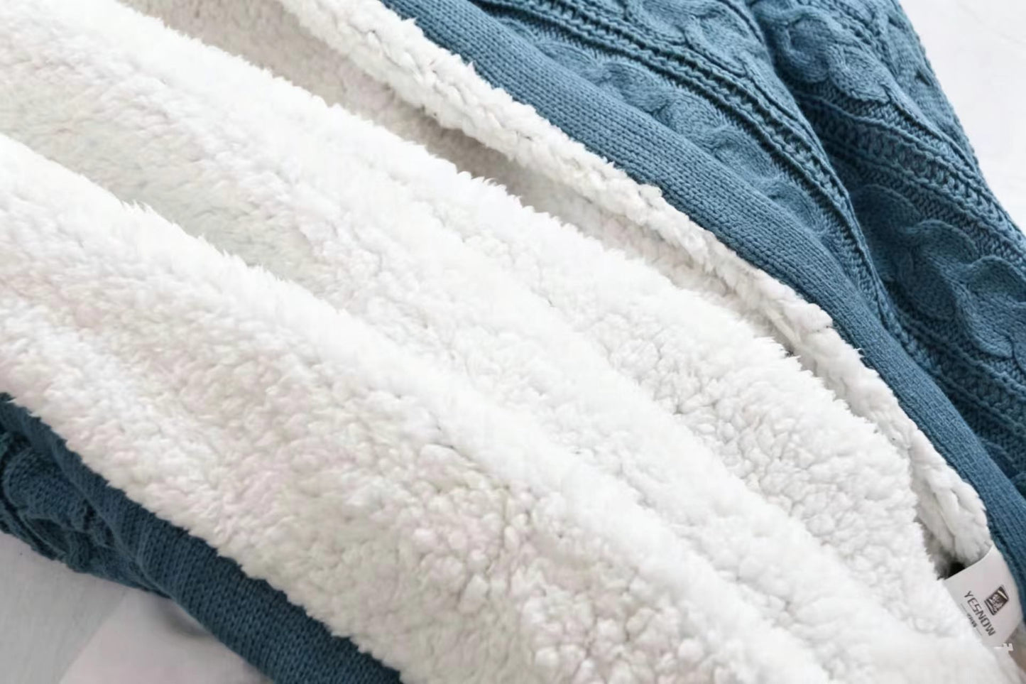 Doppellagige gestrickte Schaffell-Decke auf der Rückseite